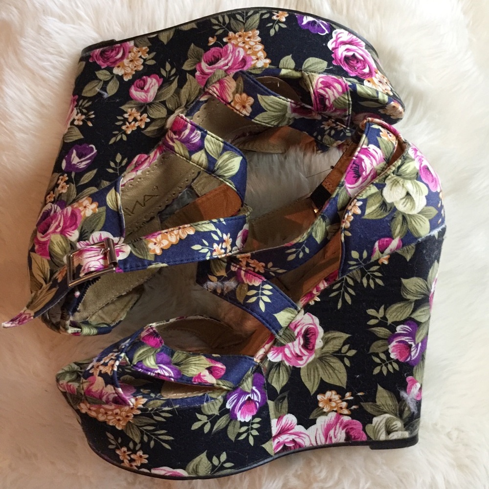 ❌SOLD ON CURTSY❌ Floral Buckle Strappy Wedges - Picture 2 of 8